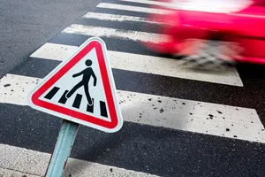 piéton passage traverser danger voiture accident prudence marcher ville dangereux vitesse voiture automobile transport urbain