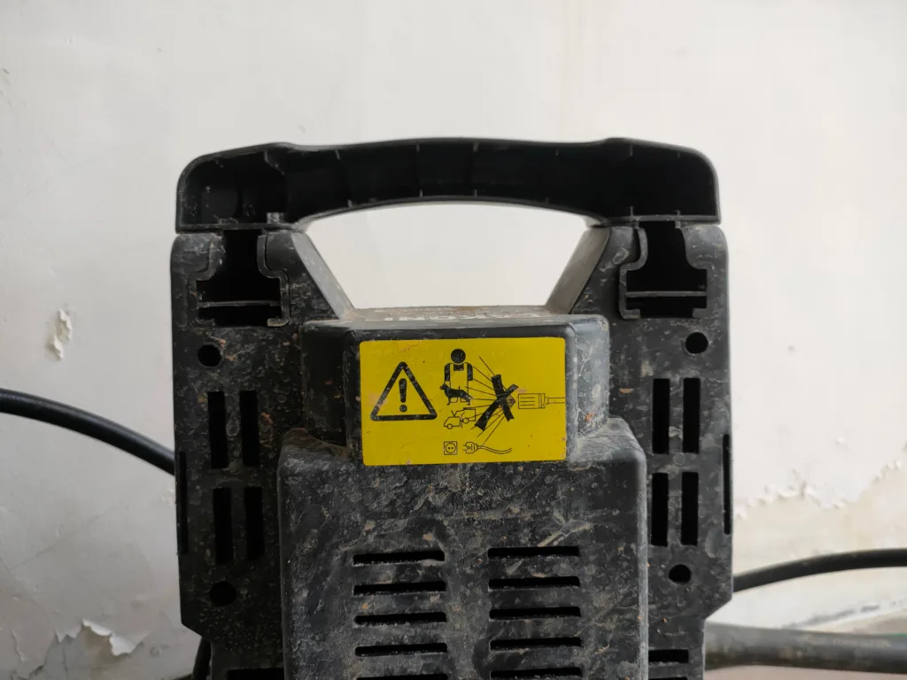 Warning label with hazard pictograms on machinery, the focus of a failure to warn claim